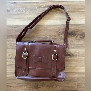 Woman’s faux leather bow messenger bag 
Brand Ecosusi